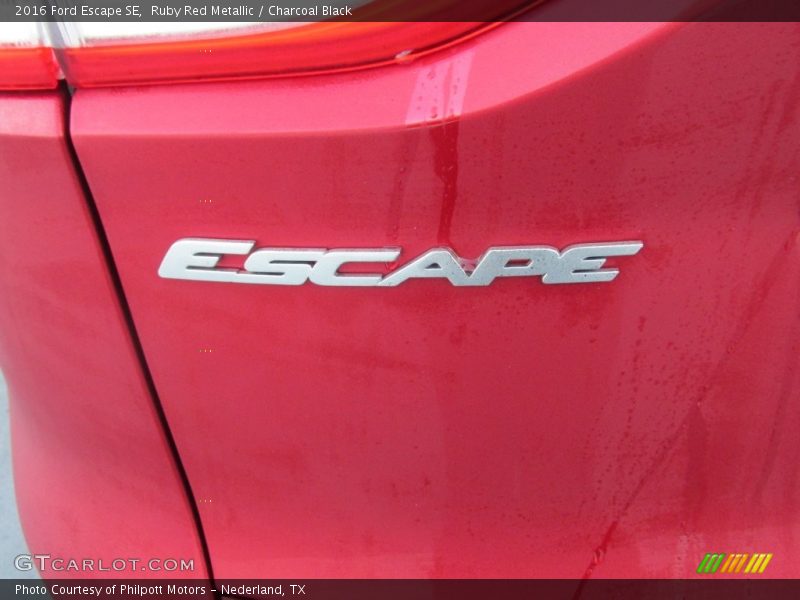 Ruby Red Metallic / Charcoal Black 2016 Ford Escape SE