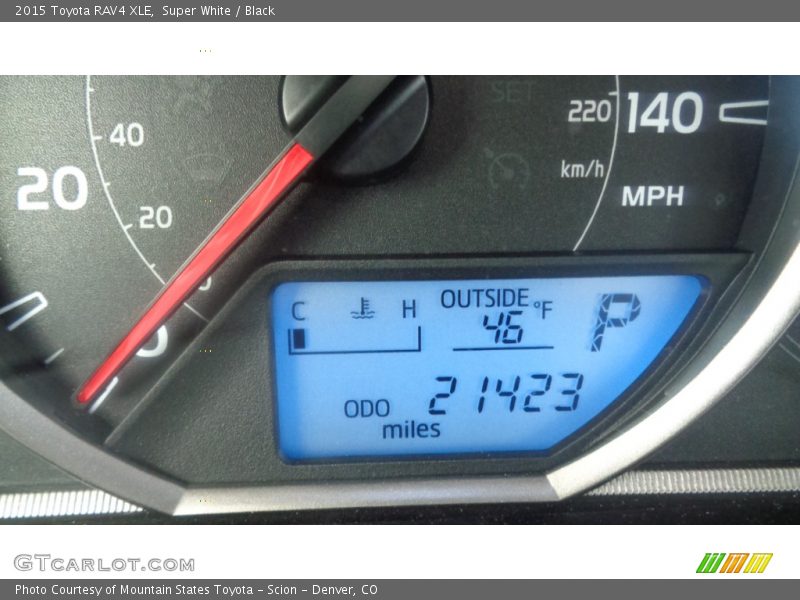 Super White / Black 2015 Toyota RAV4 XLE