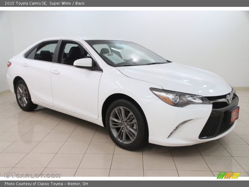 Super White / Black 2015 Toyota Camry SE