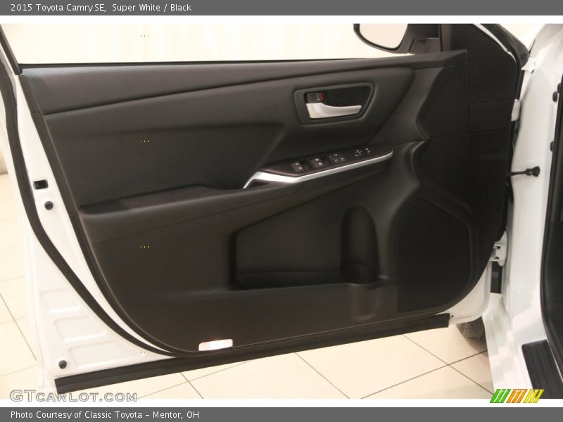 Super White / Black 2015 Toyota Camry SE