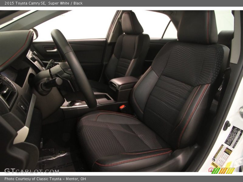 Super White / Black 2015 Toyota Camry SE