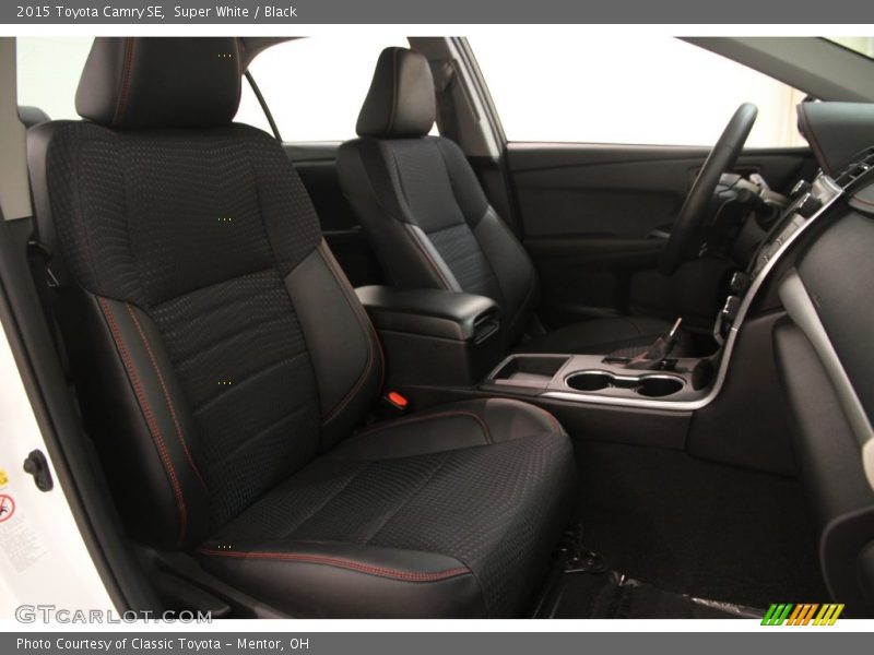Super White / Black 2015 Toyota Camry SE