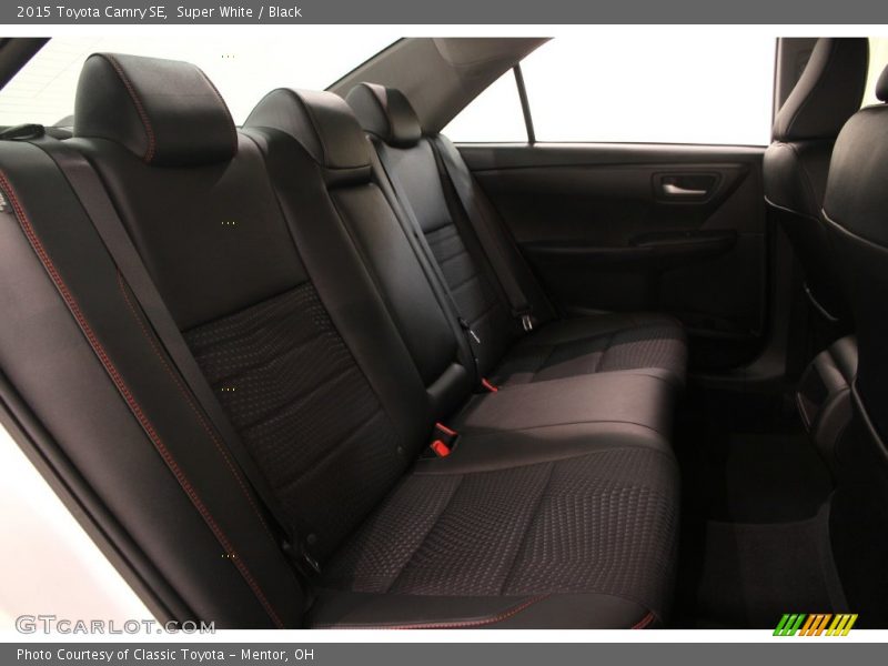 Super White / Black 2015 Toyota Camry SE