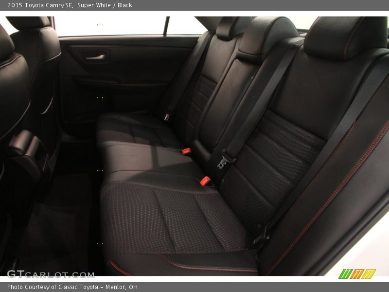Super White / Black 2015 Toyota Camry SE