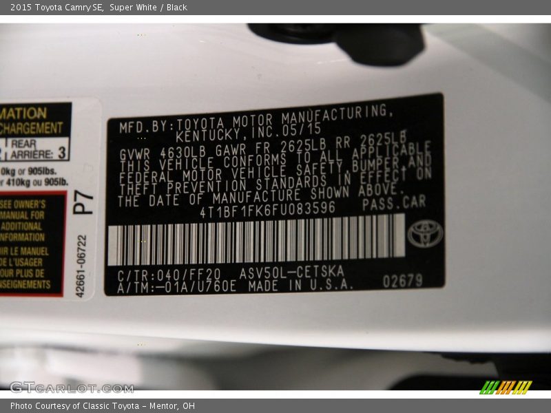 Super White / Black 2015 Toyota Camry SE