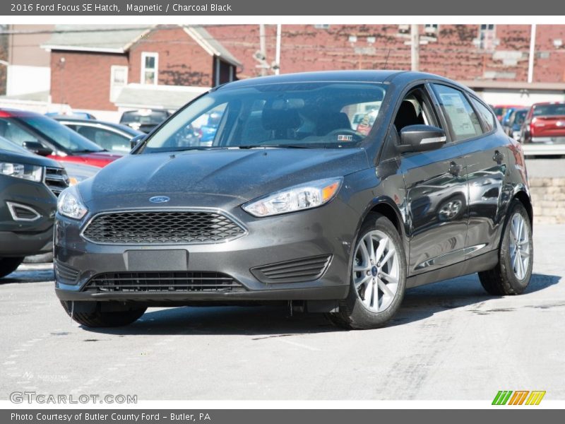 Magnetic / Charcoal Black 2016 Ford Focus SE Hatch
