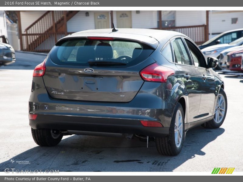 Magnetic / Charcoal Black 2016 Ford Focus SE Hatch