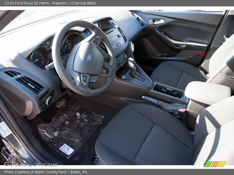 Magnetic / Charcoal Black 2016 Ford Focus SE Hatch