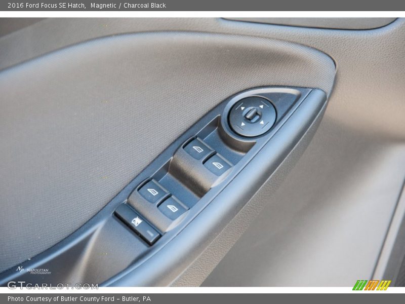 Magnetic / Charcoal Black 2016 Ford Focus SE Hatch