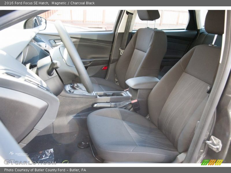 Magnetic / Charcoal Black 2016 Ford Focus SE Hatch