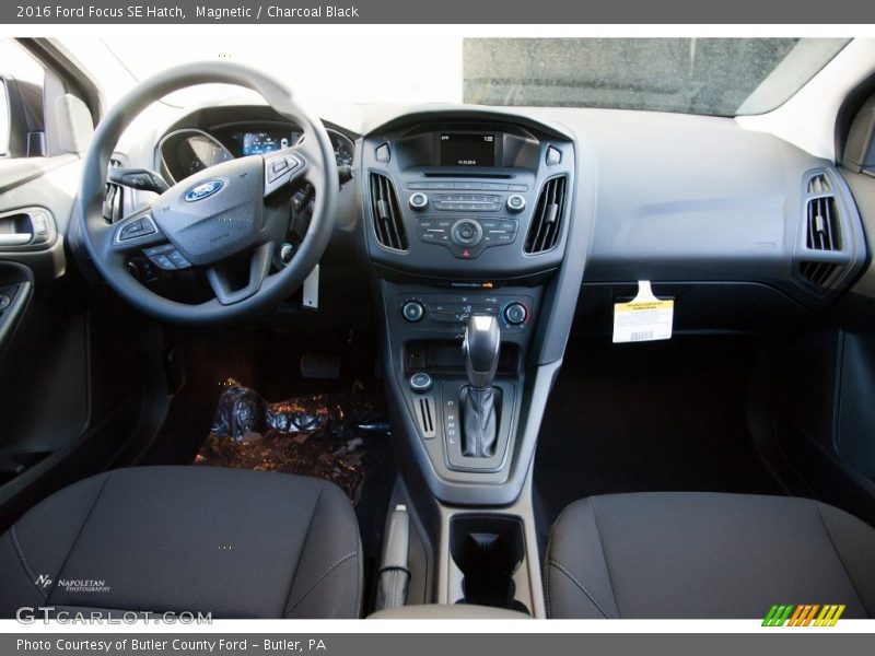 Magnetic / Charcoal Black 2016 Ford Focus SE Hatch