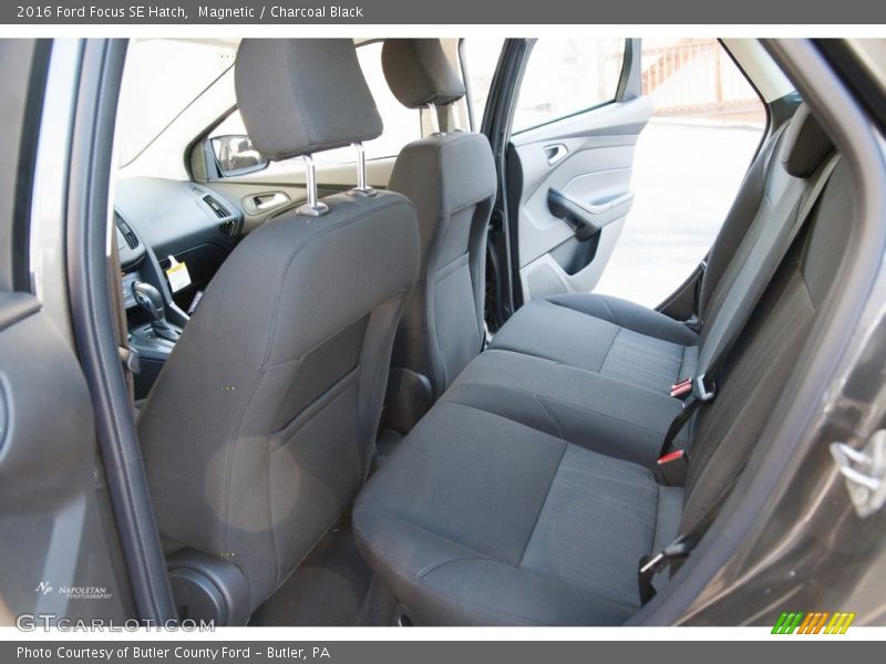 Magnetic / Charcoal Black 2016 Ford Focus SE Hatch