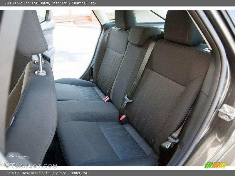 Magnetic / Charcoal Black 2016 Ford Focus SE Hatch