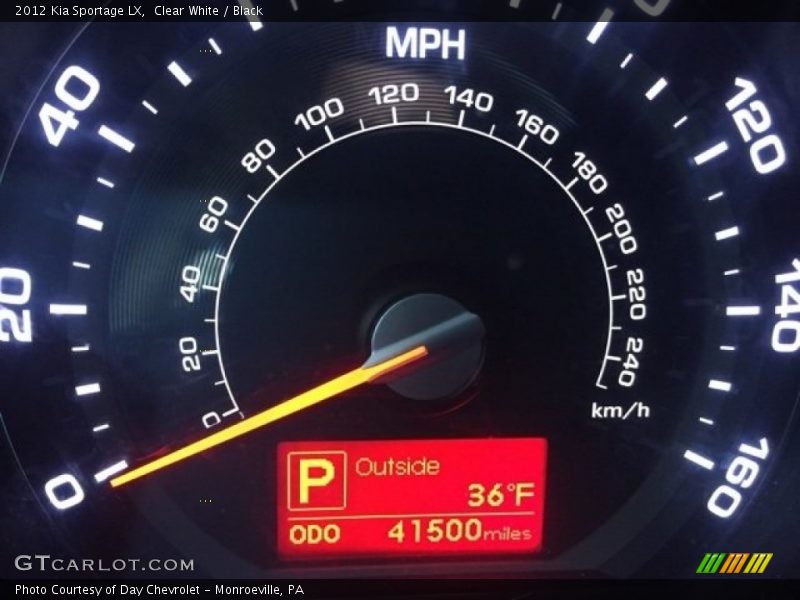Clear White / Black 2012 Kia Sportage LX