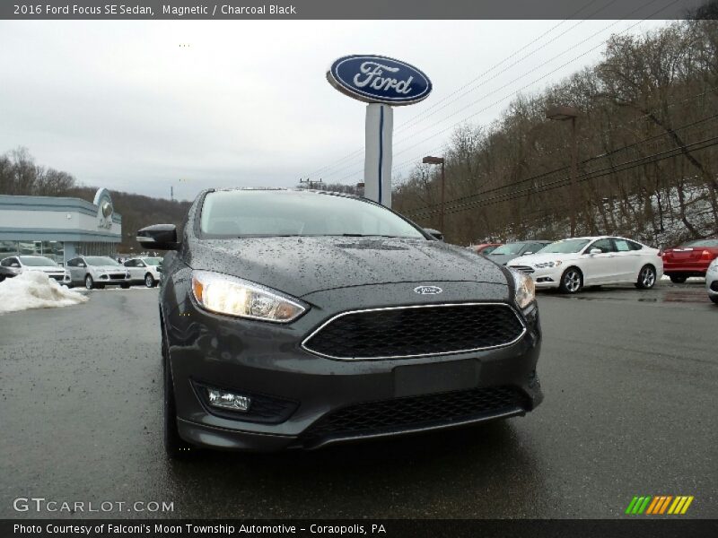Magnetic / Charcoal Black 2016 Ford Focus SE Sedan
