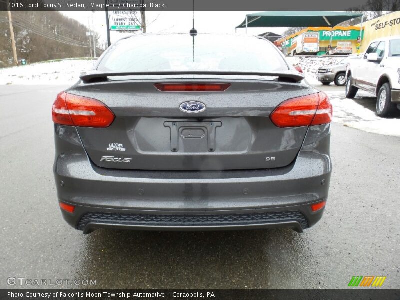 Magnetic / Charcoal Black 2016 Ford Focus SE Sedan