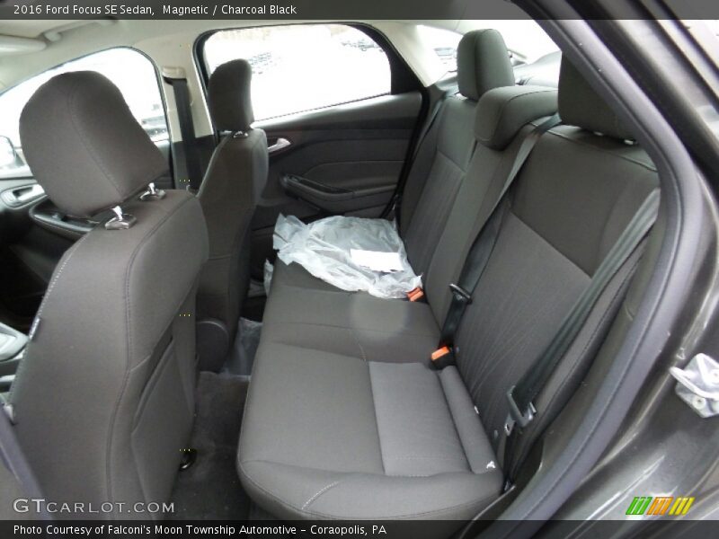 Magnetic / Charcoal Black 2016 Ford Focus SE Sedan