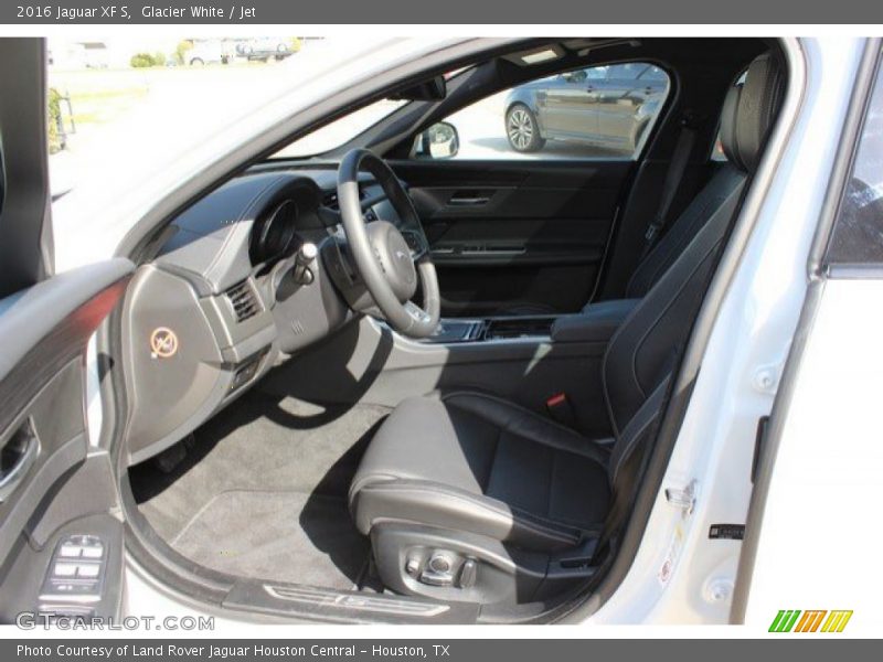 Glacier White / Jet 2016 Jaguar XF S