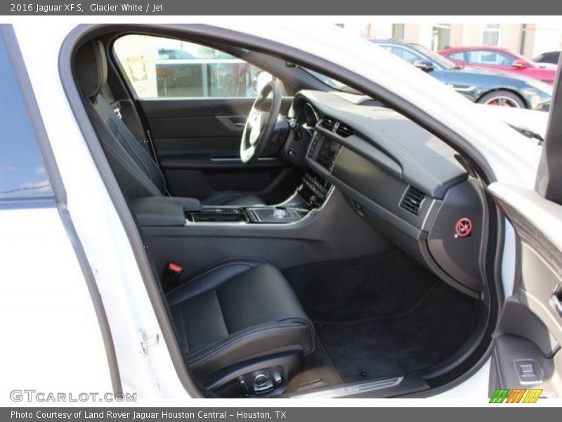 Glacier White / Jet 2016 Jaguar XF S