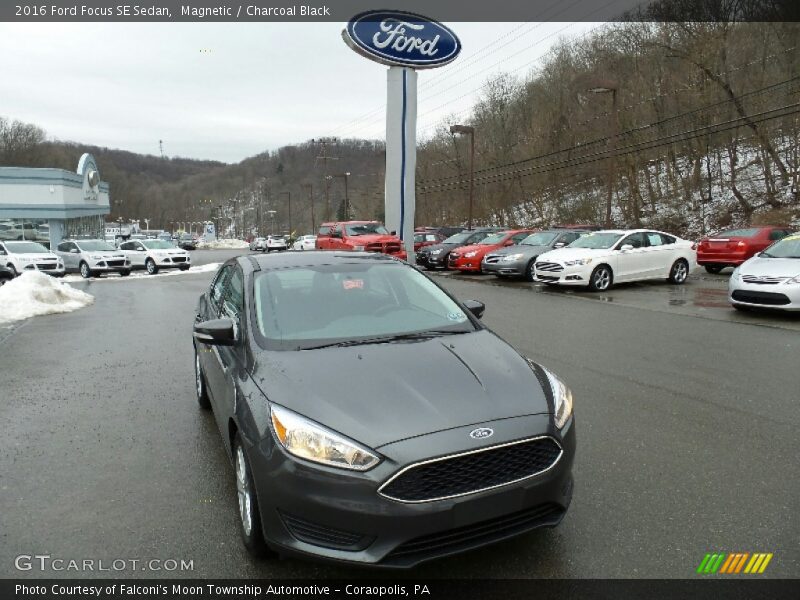 Magnetic / Charcoal Black 2016 Ford Focus SE Sedan