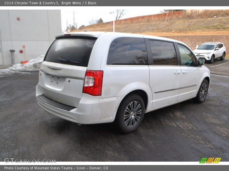 Bright White / S Black 2014 Chrysler Town & Country S