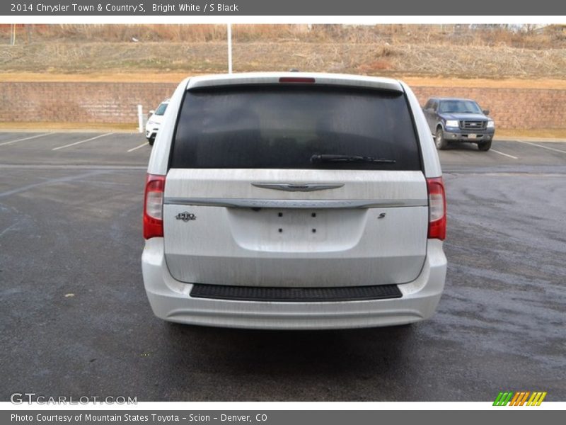 Bright White / S Black 2014 Chrysler Town & Country S