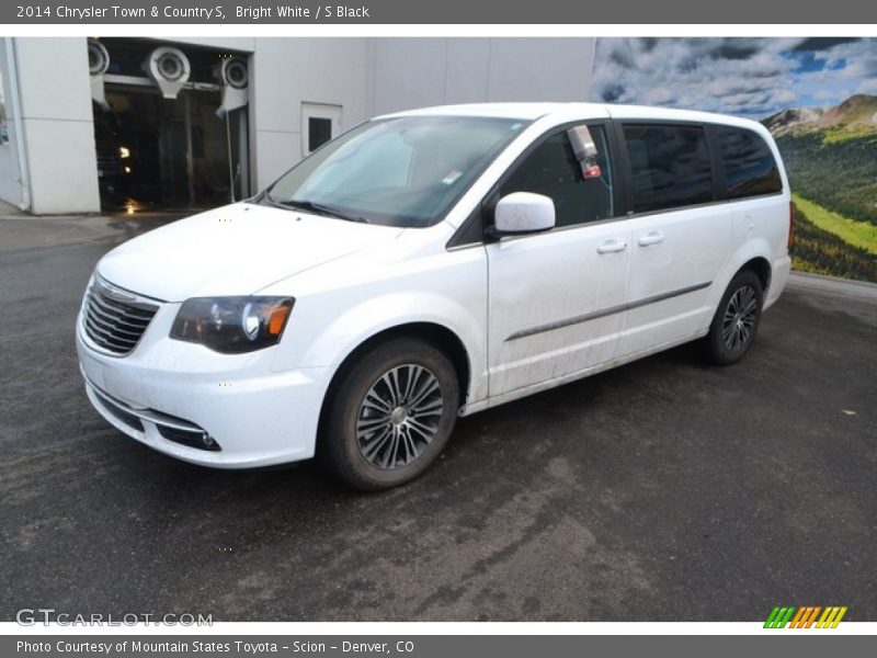 Bright White / S Black 2014 Chrysler Town & Country S