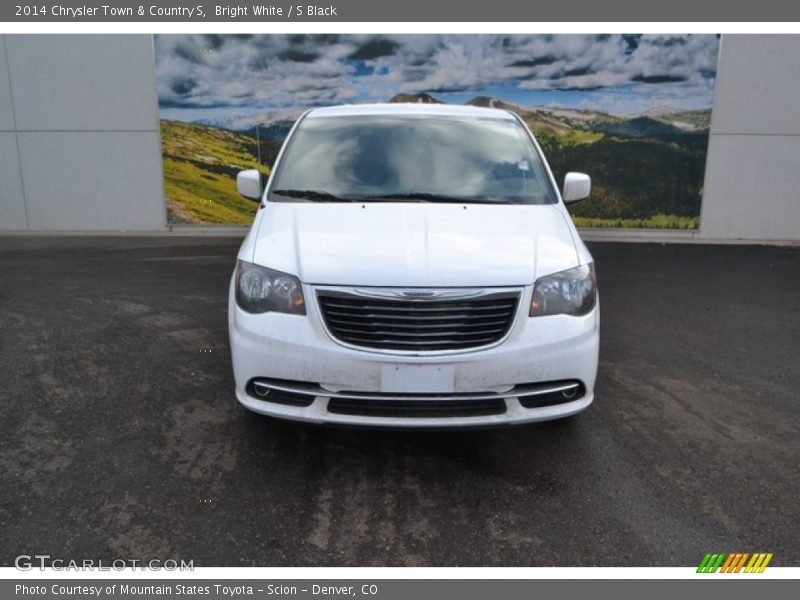 Bright White / S Black 2014 Chrysler Town & Country S