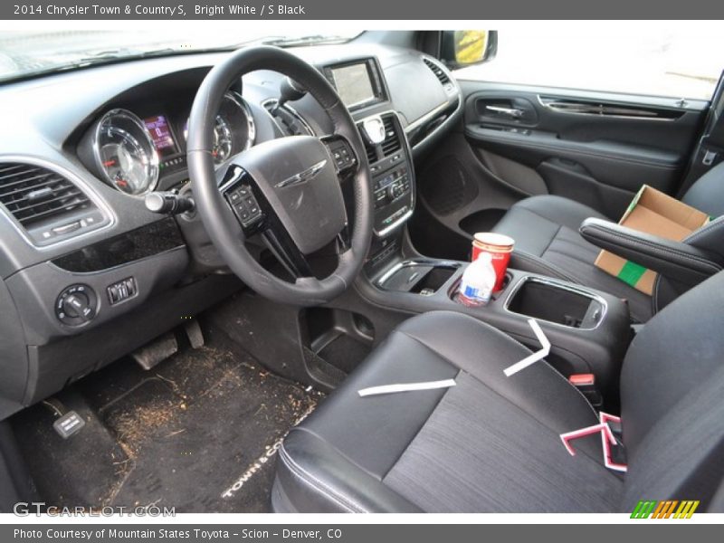 Bright White / S Black 2014 Chrysler Town & Country S