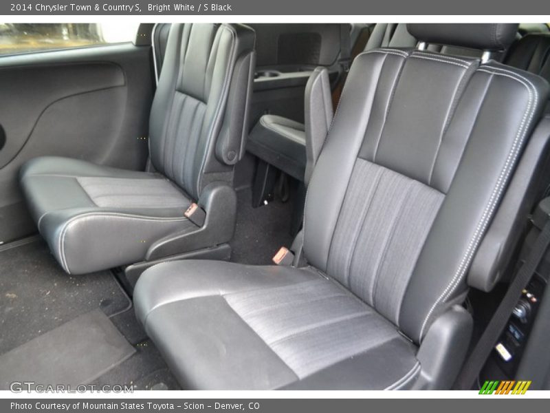 Bright White / S Black 2014 Chrysler Town & Country S