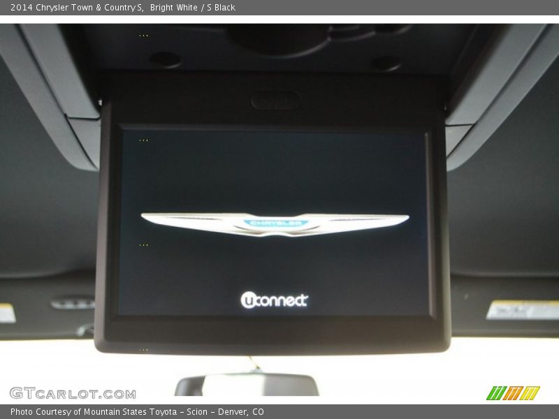Bright White / S Black 2014 Chrysler Town & Country S