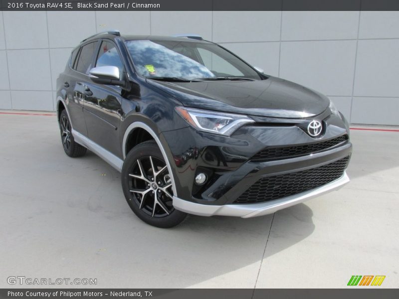 Front 3/4 View of 2016 RAV4 SE
