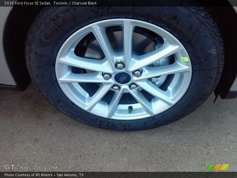 Tectonic / Charcoal Black 2016 Ford Focus SE Sedan