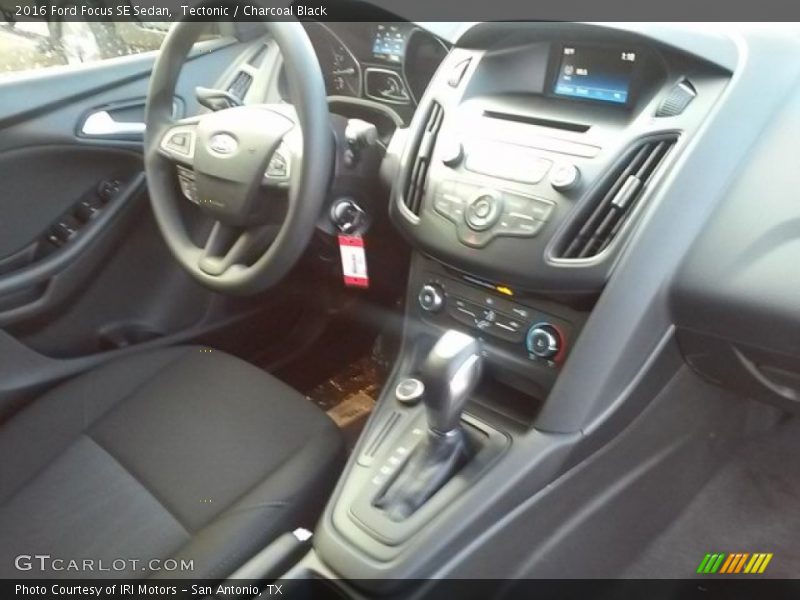 Tectonic / Charcoal Black 2016 Ford Focus SE Sedan