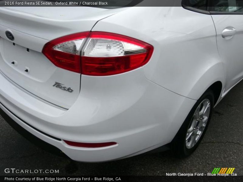 Oxford White / Charcoal Black 2016 Ford Fiesta SE Sedan