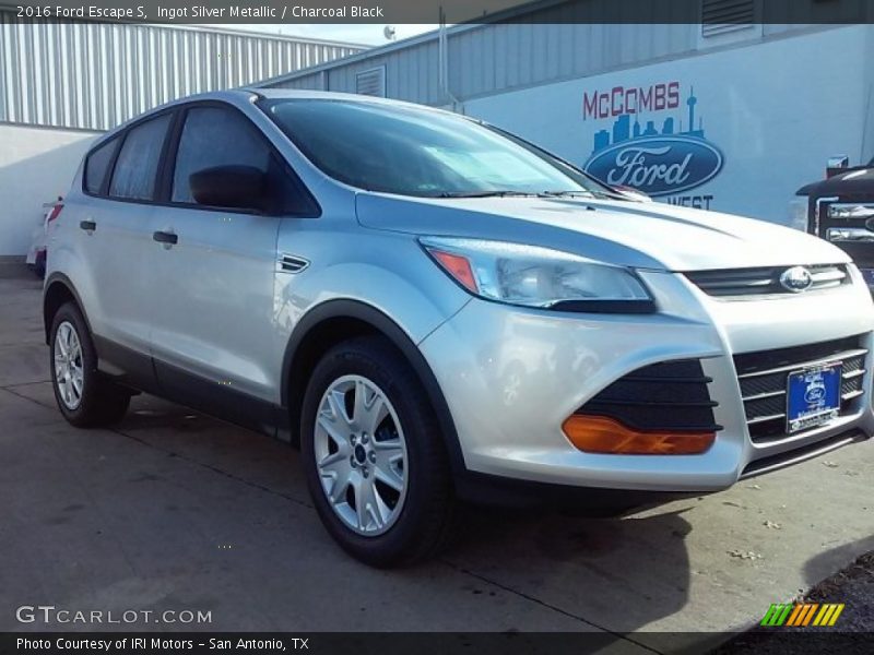Ingot Silver Metallic / Charcoal Black 2016 Ford Escape S