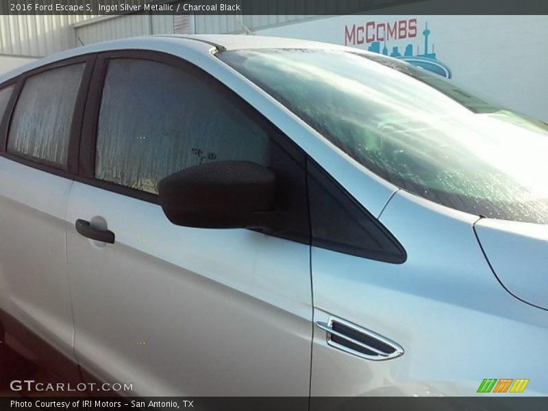 Ingot Silver Metallic / Charcoal Black 2016 Ford Escape S