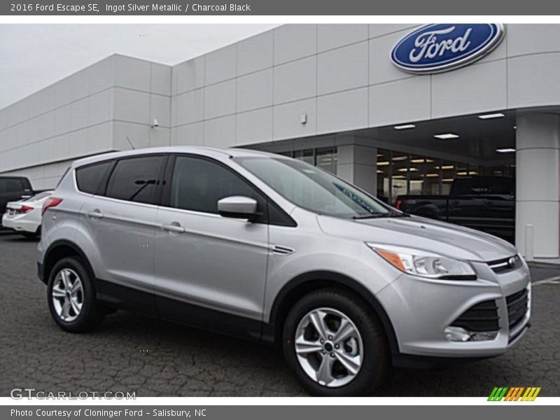 Ingot Silver Metallic / Charcoal Black 2016 Ford Escape SE