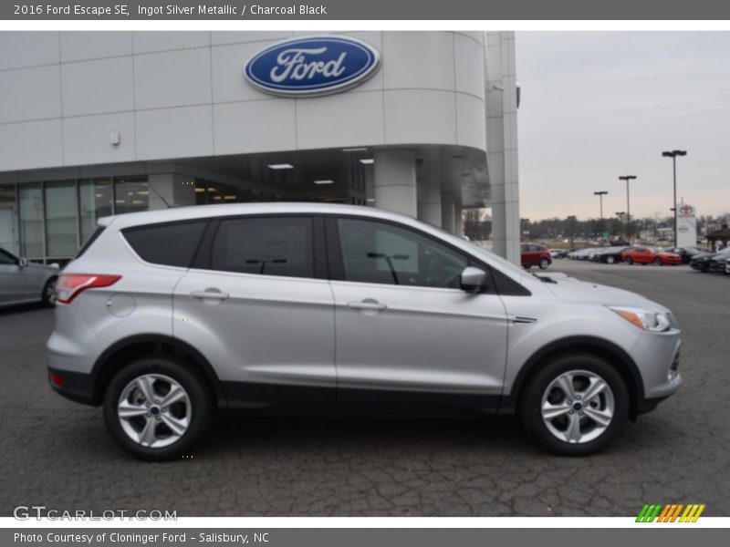 Ingot Silver Metallic / Charcoal Black 2016 Ford Escape SE
