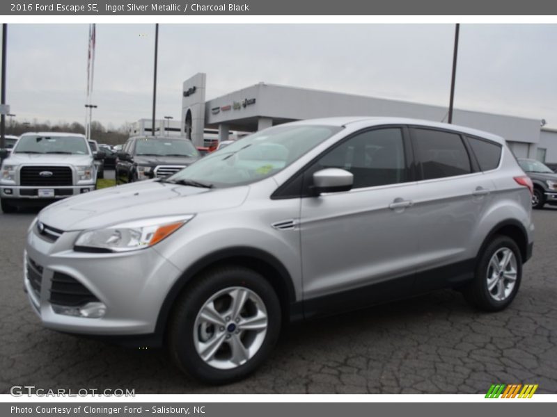Ingot Silver Metallic / Charcoal Black 2016 Ford Escape SE