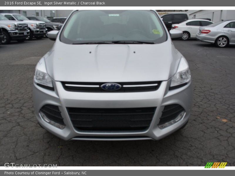Ingot Silver Metallic / Charcoal Black 2016 Ford Escape SE