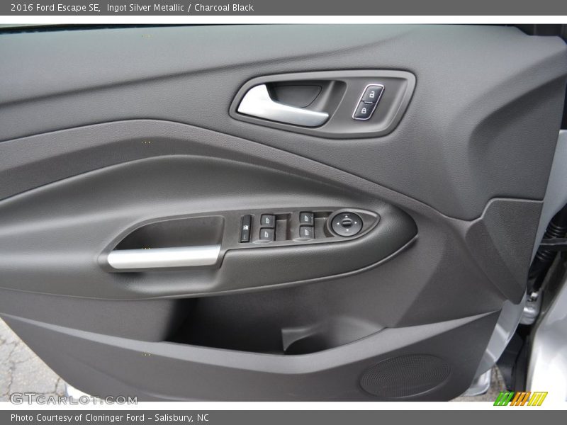 Ingot Silver Metallic / Charcoal Black 2016 Ford Escape SE