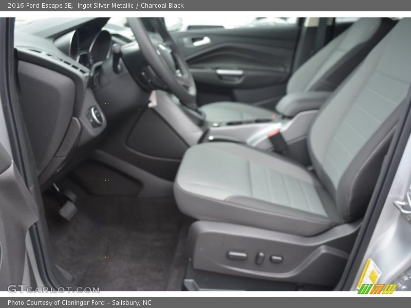 Ingot Silver Metallic / Charcoal Black 2016 Ford Escape SE