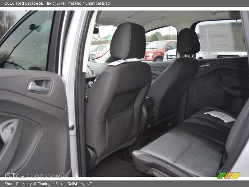 Ingot Silver Metallic / Charcoal Black 2016 Ford Escape SE