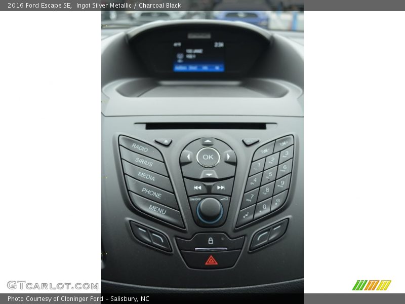 Ingot Silver Metallic / Charcoal Black 2016 Ford Escape SE