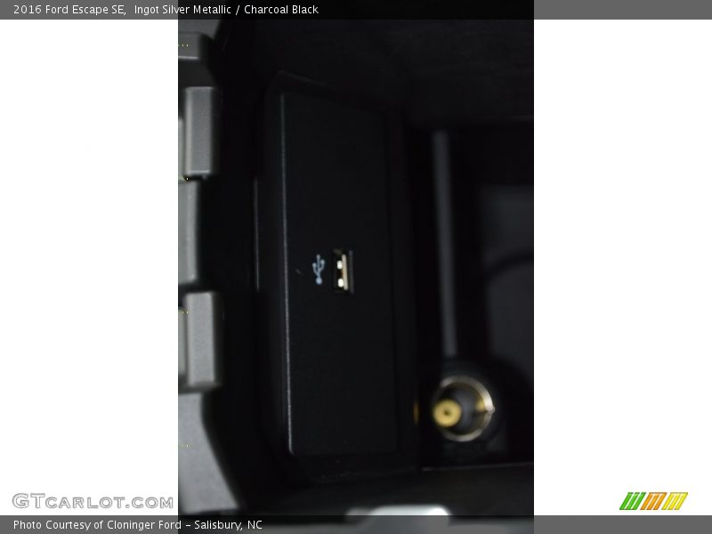 Ingot Silver Metallic / Charcoal Black 2016 Ford Escape SE