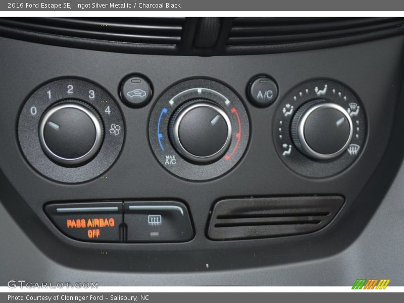 Ingot Silver Metallic / Charcoal Black 2016 Ford Escape SE