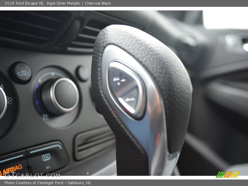 Ingot Silver Metallic / Charcoal Black 2016 Ford Escape SE