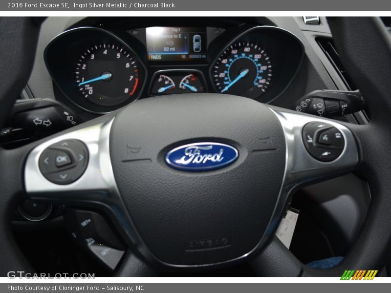 Ingot Silver Metallic / Charcoal Black 2016 Ford Escape SE