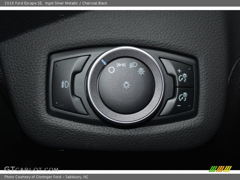 Ingot Silver Metallic / Charcoal Black 2016 Ford Escape SE